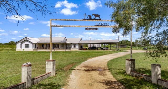 4-bedroom rental at 4495 N Sh 16 in Jourdanton, TX — photo 1