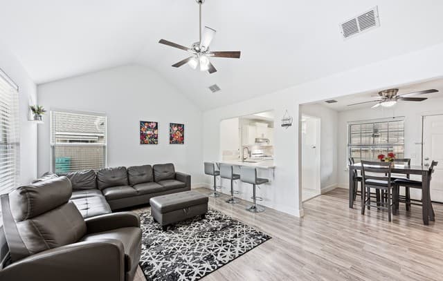 3-bedroom rental at 2838 Wyoming St in San Antonio, TX — photo 4