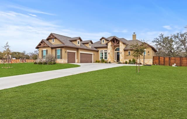 4-bedroom rental at 527 James Way in Castroville, TX — photo 2