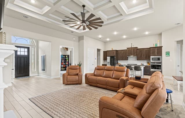 4-bedroom rental at 527 James Way in Castroville, TX — photo 5
