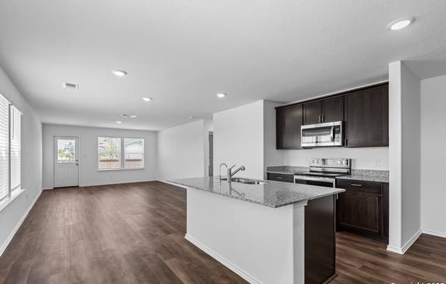 5-bedroom rental at 419 Kayden Court in Marion, TX — photo 3