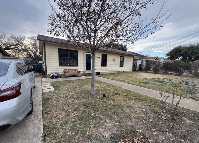 4-bedroom rental at 2815 Hollyhill Dr in San Antonio, TX — photo 2