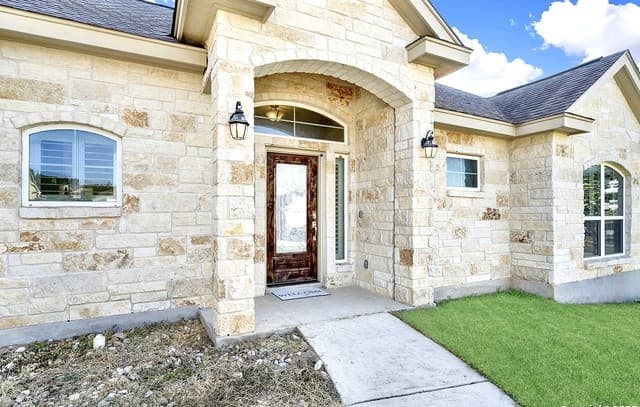 4-bedroom rental at 204 Oak Fields Dr., in Floresville, TX — photo 2