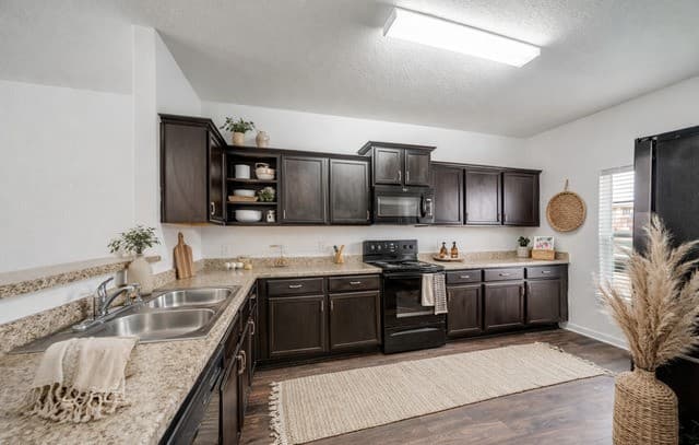 5-bedroom rental at 6002 Southern Vista in San Antonio, TX — photo 5