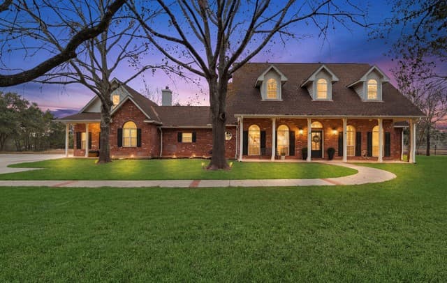 6-bedroom rental at 7380 Rolling Acres Trail in Fair Oaks Ranch, TX — photo 1
