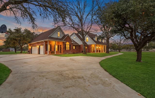 6-bedroom rental at 7380 Rolling Acres Trail in Fair Oaks Ranch, TX — photo 4