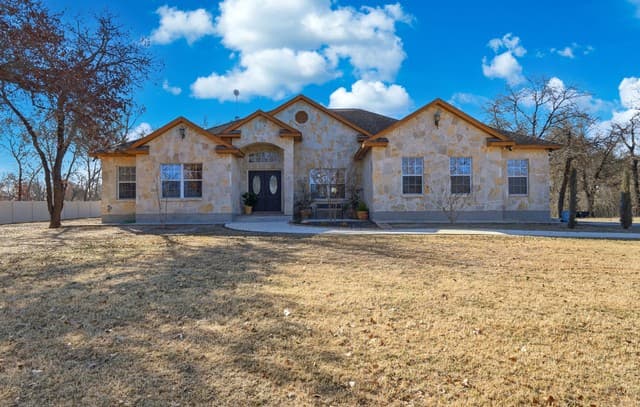 3-bedroom rental at 228 County Road 6864 in Natalia, TX — photo 1