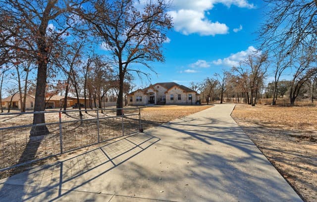 3-bedroom rental at 228 County Road 6864 in Natalia, TX — photo 2