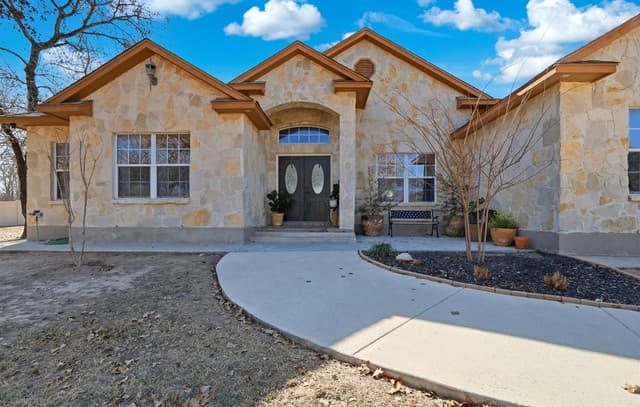3-bedroom rental at 228 County Road 6864 in Natalia, TX — photo 3