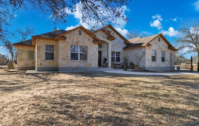 3-bedroom rental at 228 County Road 6864 in Natalia, TX — photo 4