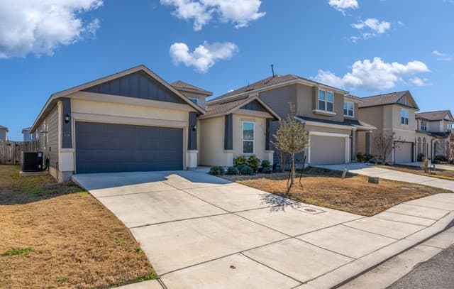 4-bedroom rental at 8336 Sunrise Glen in Selma, TX — photo 3