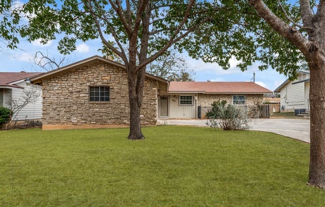 3-bedroom rental at 5527 Slattery in San Antonio, TX — photo 2