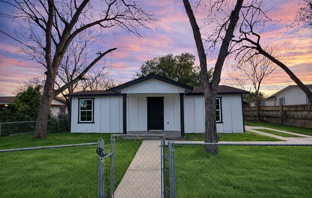 4-bedroom rental at 110 Whitman in San Antonio, TX — photo 1