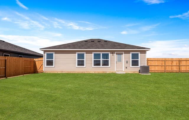 2-bedroom rental at 16186 Farmer in Lytle, TX — photo 3
