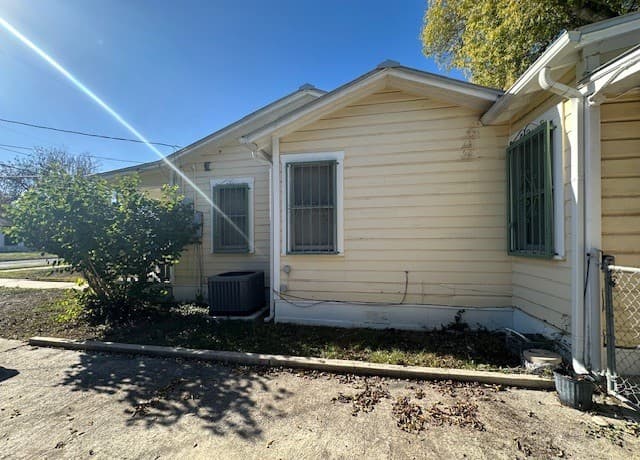 3-bedroom rental at 351 Carroll in San Antonio, TX — photo 2