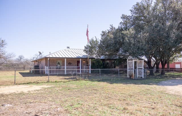 3-bedroom rental at 3190 Pittman Rd in St.Hedwig, TX — photo 2