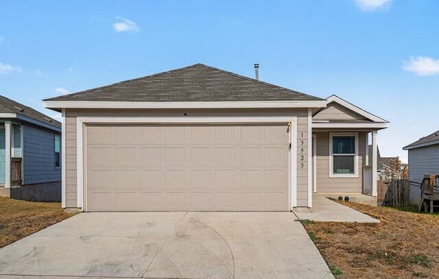 3-bedroom rental at 13923 Bull in San Antonio, TX — photo 1