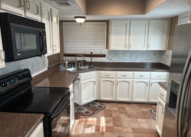 2-bedroom rental at 4202 Hilton Head in San Antonio, TX — photo 4