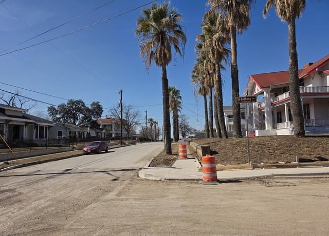 5-bedroom rental at 1201 Virginia in San Antonio, TX — photo 2