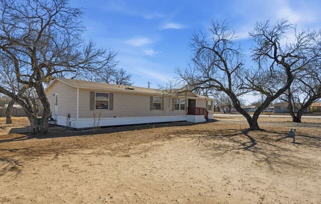 3-bedroom rental at 708 Mesquite in Jourdanton, TX — photo 2