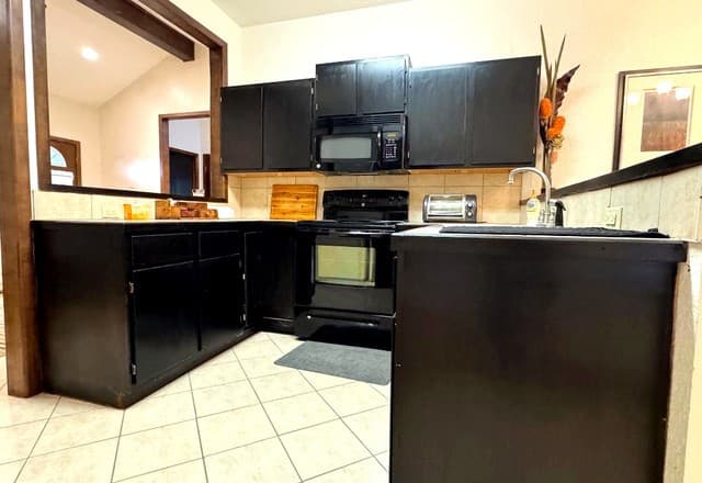 2-bedroom rental at 714 Houston in Pleasanton, TX — photo 5