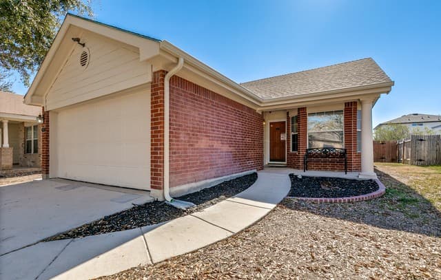 3-bedroom rental at 6822 Freedom Ridge in San Antonio, TX — photo 3