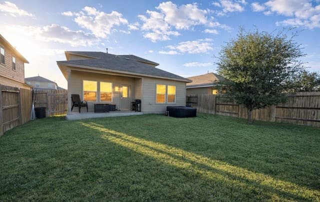 4-bedroom rental at 177 Middle Green loop in Floresville, TX — photo 3
