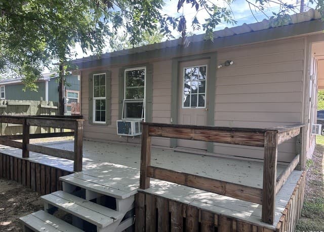 0rental at 3090 County Road 442 in Stockdale, TX — photo 1