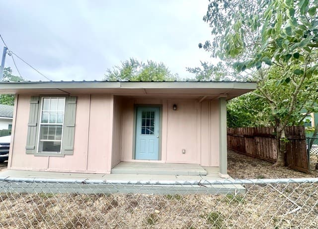 0rental at 3090 County Road 442 in Stockdale, TX — photo 2