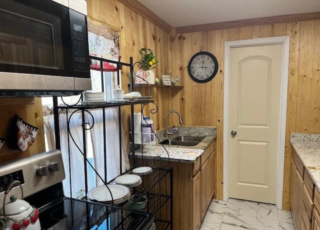 1-bedroom rental at 3088 County Road 442 in Stockdale, TX — photo 5