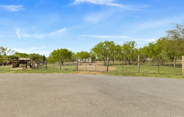 3-bedroom rental at 412 W Coker in Devine, TX — photo 1