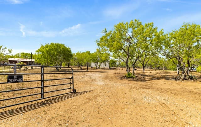 3-bedroom rental at 412 W Coker in Devine, TX — photo 4