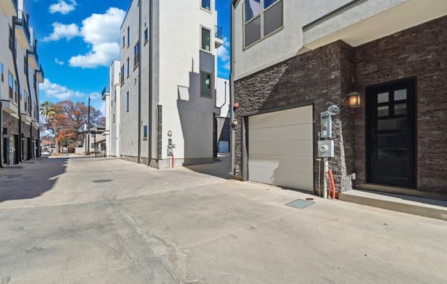 3-bedroom rental at 1817 N St Marys St Unit 301 in San Antonio TX