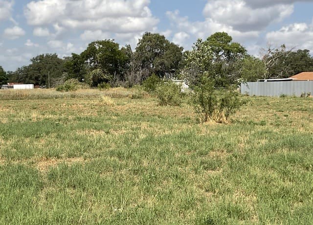 rental at 000 Libold in Devine, TX — photo 1