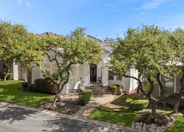 3-bedroom rental at 4 Waterford in San Antonio, TX — photo 2