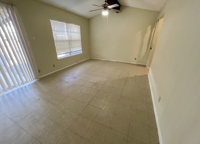 3-bedroom rental at 7107 Swinford in San Antonio, TX — photo 4