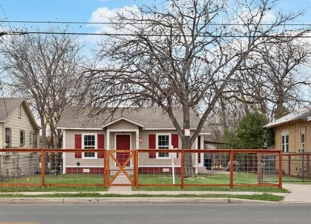3-bedroom rental at 2619 E Houston in San Antonio, TX — photo 1