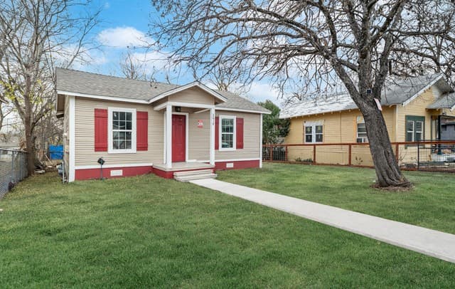 3-bedroom rental at 2619 E Houston in San Antonio, TX — photo 3