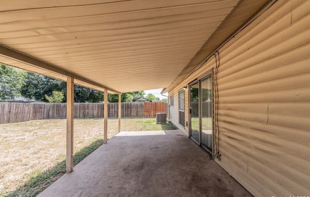 3-bedroom rental at 5011 Thomas Paine in Kirby, TX — photo 3