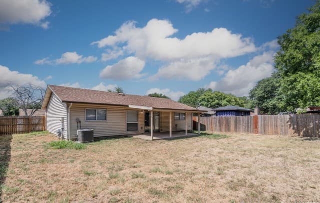 3-bedroom rental at 5011 Thomas Paine in Kirby, TX — photo 5