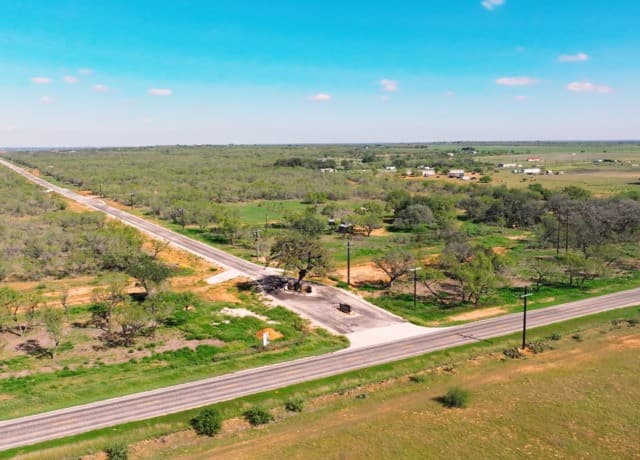rental at 137 Cr 2644 in Moore, TX — photo 4