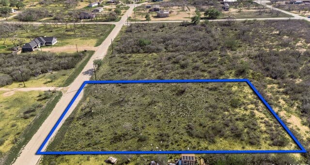 rental at 112 Cr 2644 in Moore, TX — photo 2