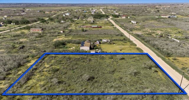 rental at 112 Cr 2644 in Moore, TX — photo 3