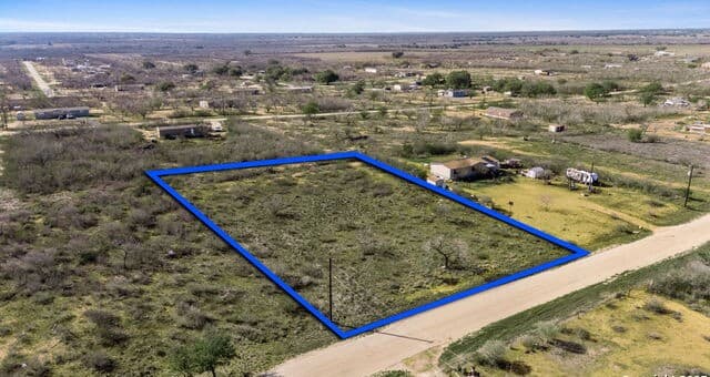 rental at 112 Cr 2644 in Moore, TX — photo 4
