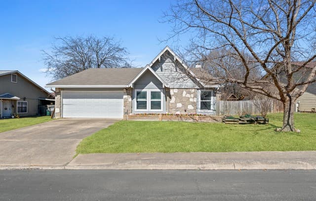 3-bedroom rental at 5323 Vista Run in San Antonio, TX — photo 2