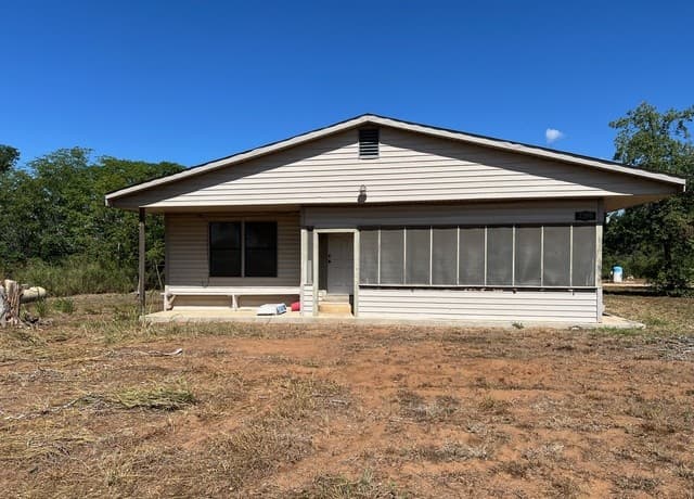 3-bedroom rental at 3200 N State Highway 16 in Jourdanton, TX — photo 1