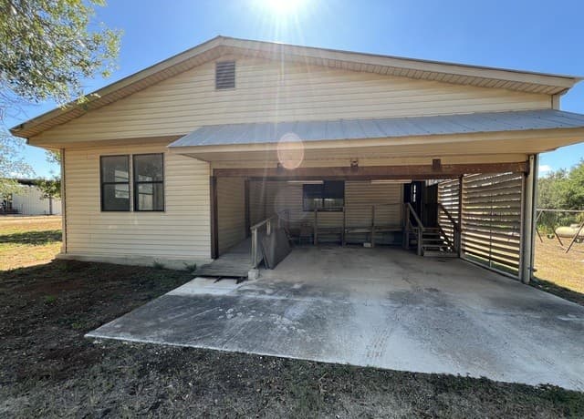 3-bedroom rental at 3200 N State Highway 16 in Jourdanton, TX — photo 2