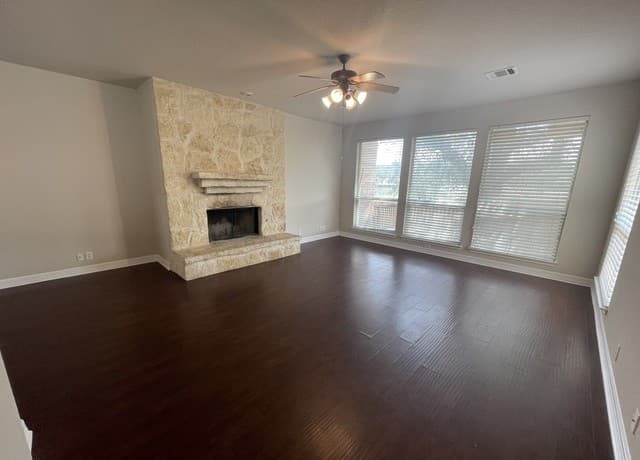 4-bedroom rental at 522 Calm Springs in San Antonio, TX — photo 3
