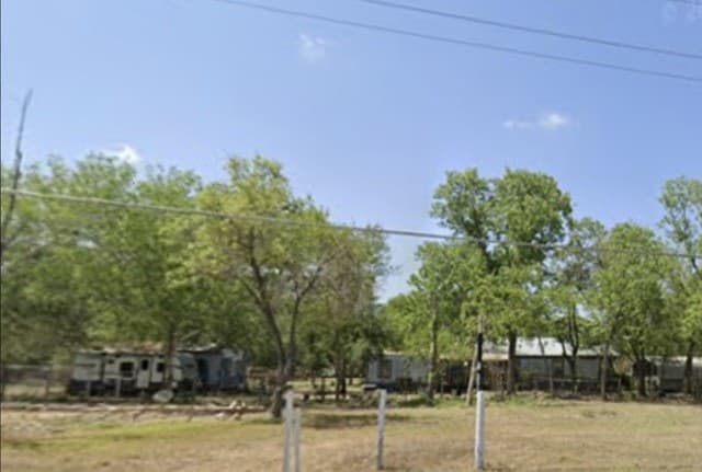rental at 304 E Hunt St in Pleasanton, TX — photo 5