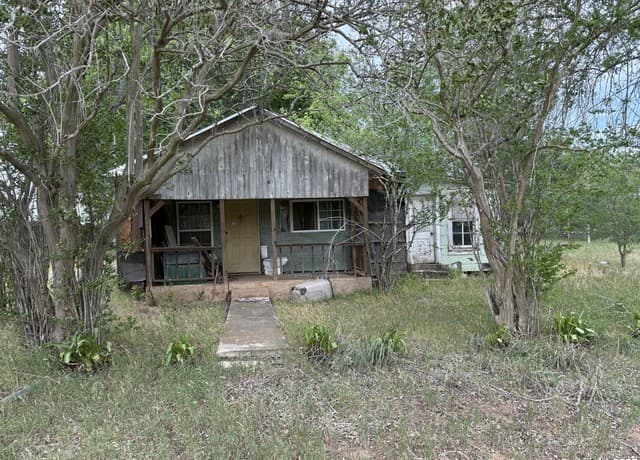 3-bedroom rental at 904 W. West Street in Stockdale, TX — photo 2